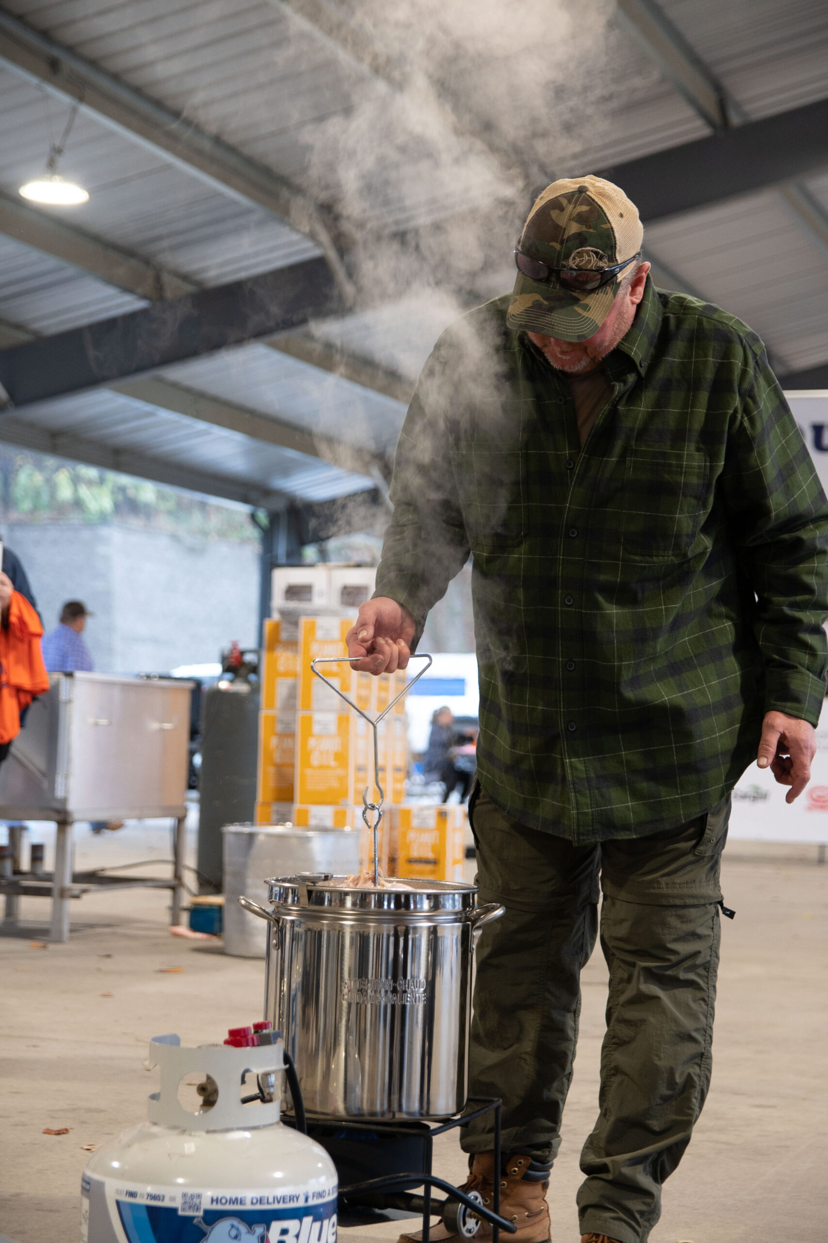Turkey Fry Action shot - Tracy Lawrence